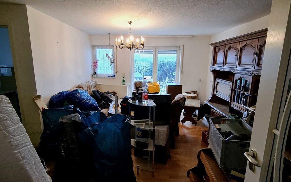 Vorher: Vollständig möbliertes Zimmer vor der Entrümpelung